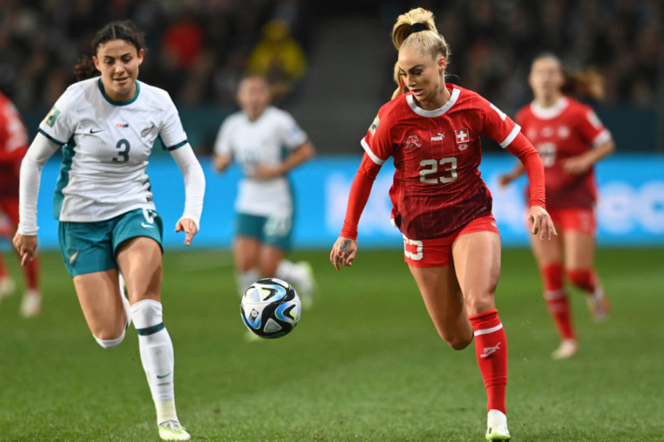 In der Schlussphase half Alisha Lehmann (24, r.) gegen Neuseeland mit, das wichtige Unentschieden über die Zeit zu bringen.