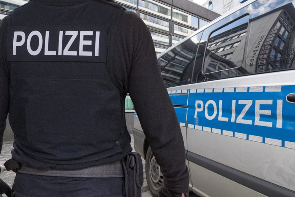 Nachdem die Beamten den 16-Jährigen gefasst hatten, wurde schnell klar, weshalb der Jugendliche vor der Polizei geflohen war. (Symbolbild)