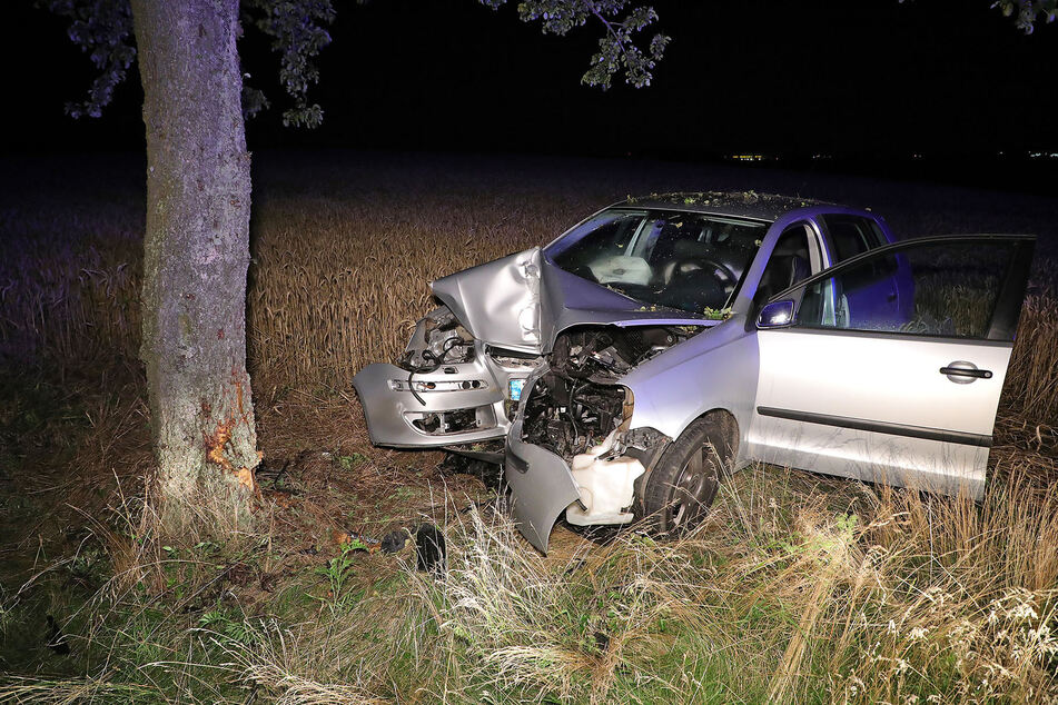 Der VW Polo prallte frontal gegen einen Baum