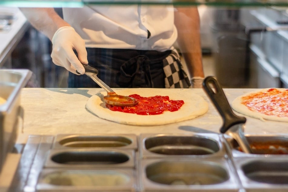 Genieße knusprige Pizza aus dem Steinofen im Da Salvo in Leipzig. (Symbolbild)