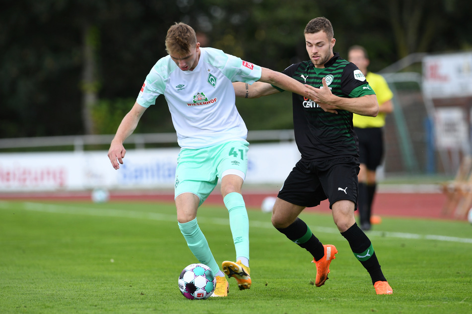 Gabriel Gudmundsson (21, r.) vom FC Groningen, hier im Testspiel gegen den SV Werder Bremen im August 2020, soll bei RB Leipzig auf der Liste stehen.