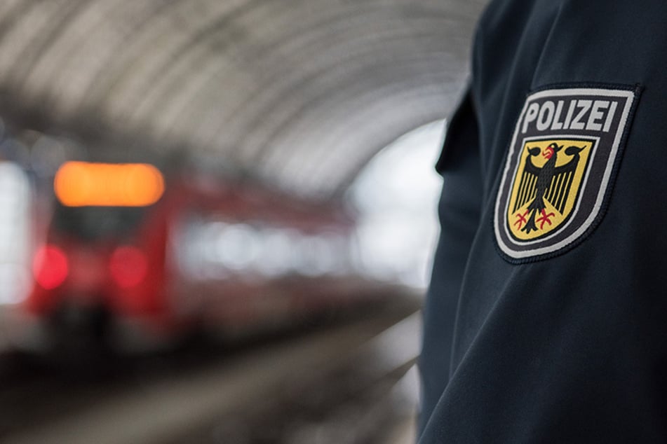 Am Bahnhof erstatteten der Zugbegleiter und die Jugendliche Anzeige bei der Bundespolizei. (Symbolbild)