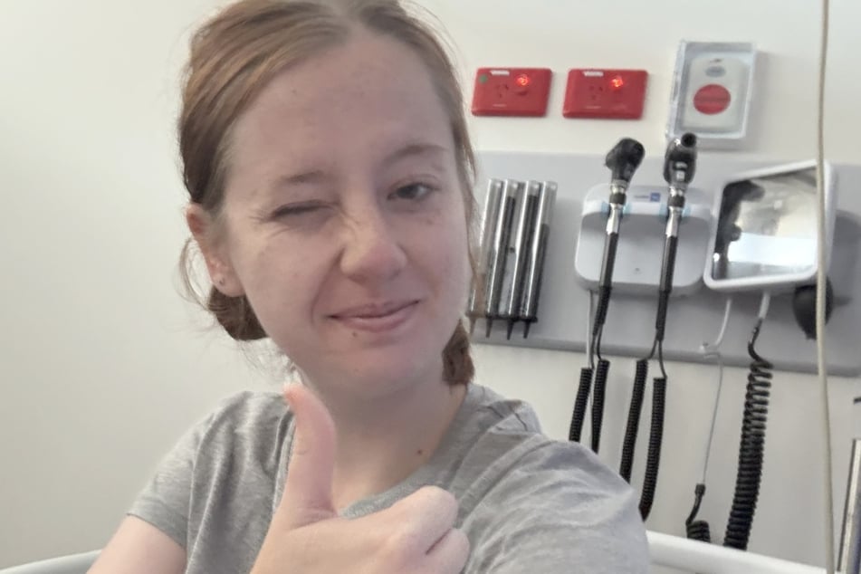 Daumen hoch: Mikayla (23) hat das Gröbste überstanden.