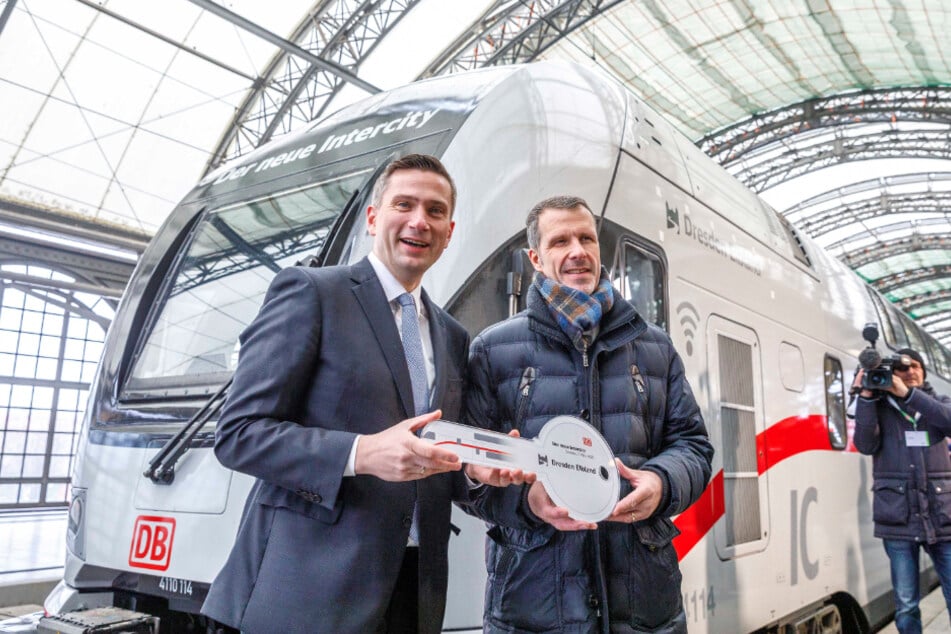 Wirtschaftsminister Martin Dulig (46, SPD, l.) und Martin Walden von der Deutschen Bahn weihten den neuen Zug ein.
