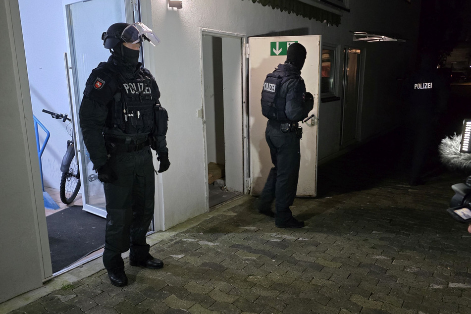 Am Dienstagmorgen durchsucht die Polizei mithilfe von Spezialkräften sieben Objekte in Stade und Mölln.