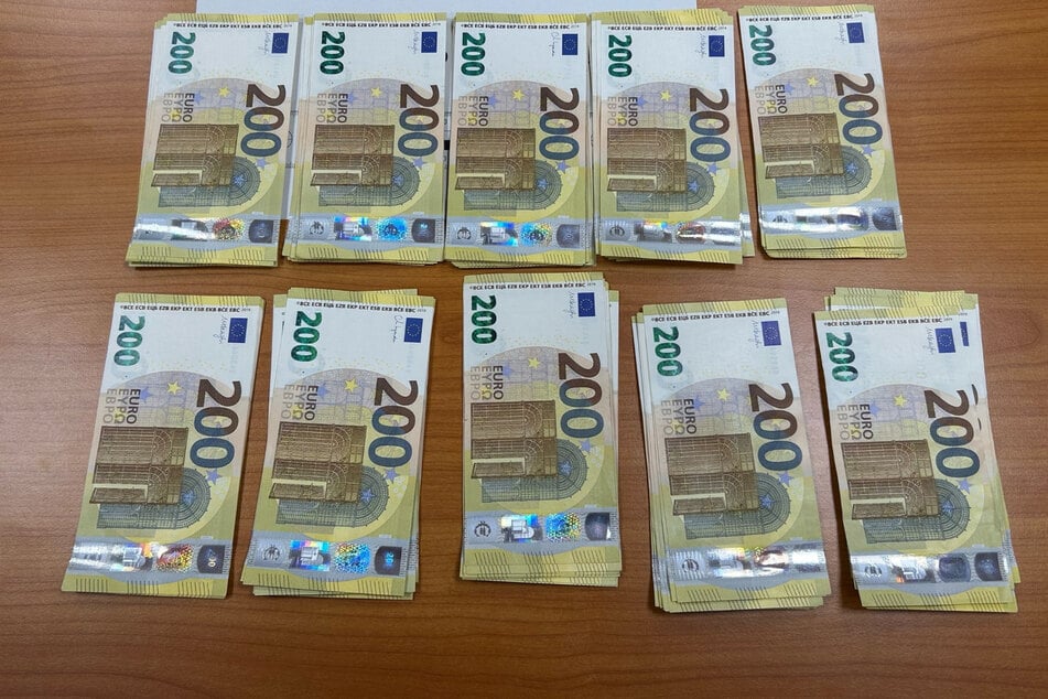 Ein Mann aus der Türkei war mit 20.000 Euro Bargeld unterwegs. Woher er das Geld hatte, konnte er nicht nachvollziehbar erklären.