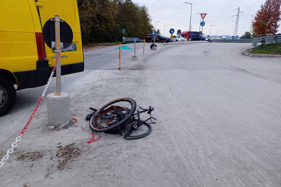 Das völlig zerstörte Fahrrad des Verunglückten lässt erahnen, wie heftig der Aufprall gewesen sein muss.