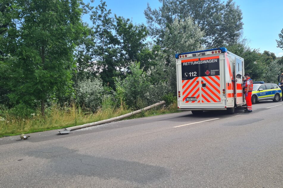 Der Laternenmast kippte zur Seite und landete auf der Fahrbahn.