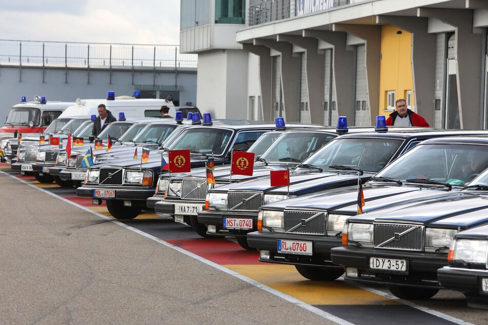 In Reih und Glied stehen Volvos, Tatras, Ladas und Wartburgs in der Boxengasse am Sachsenring.
