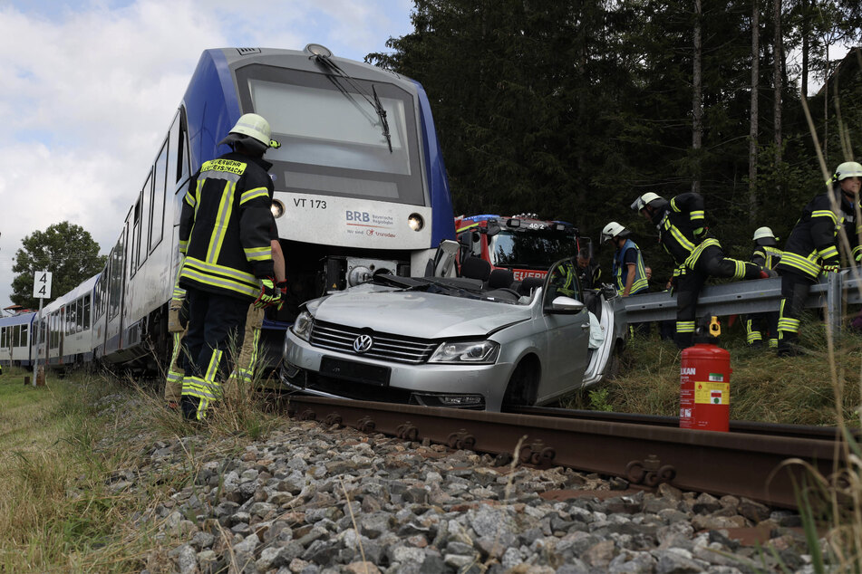 Der zerstörte VW hängt in Marktoberdorf vor der Regionalbahn. Der Fahrer musste offensichtlich von der Feuerwehr aus seinem Wagen befreit werden.