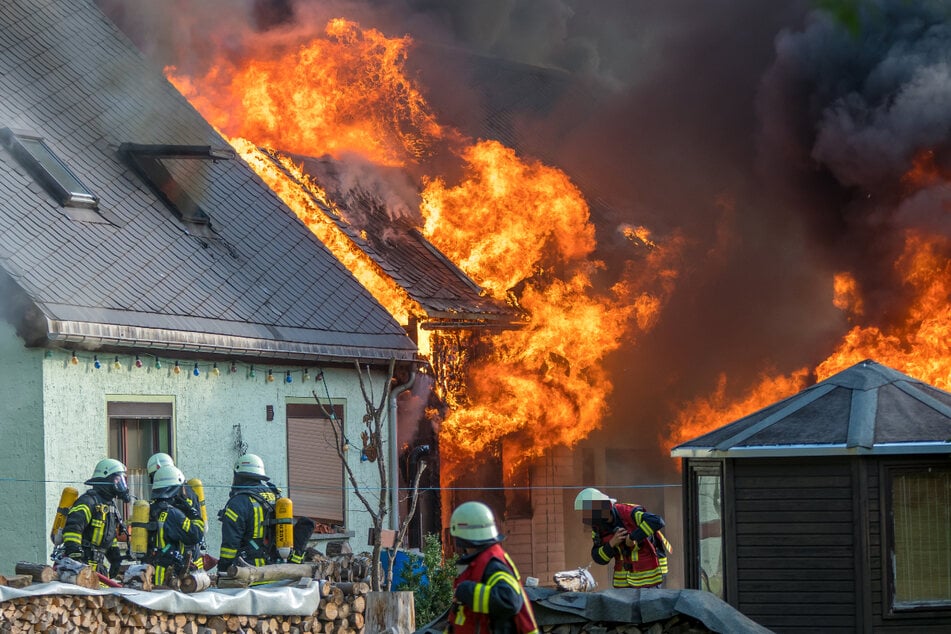 Ein Haus in Pobershau stand lichterloh in Flammen.