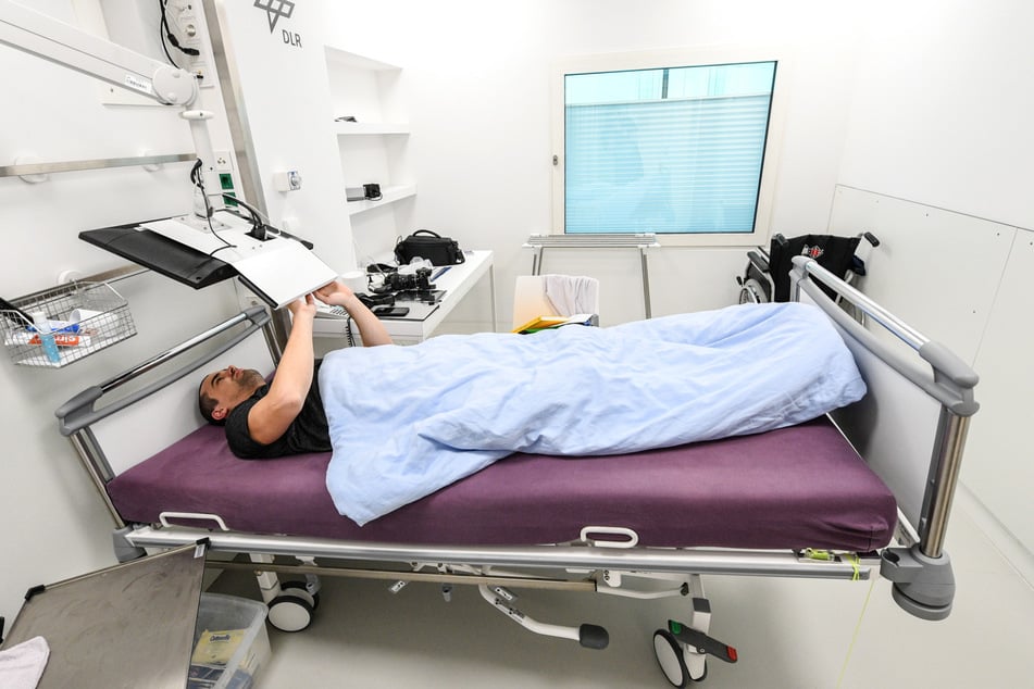In der Bettruhestudie müssen die Probandinnen und Probanden teilweise 60 Tage in Folge ausschließlich in Liegeposition verbringen. (Archivbild)