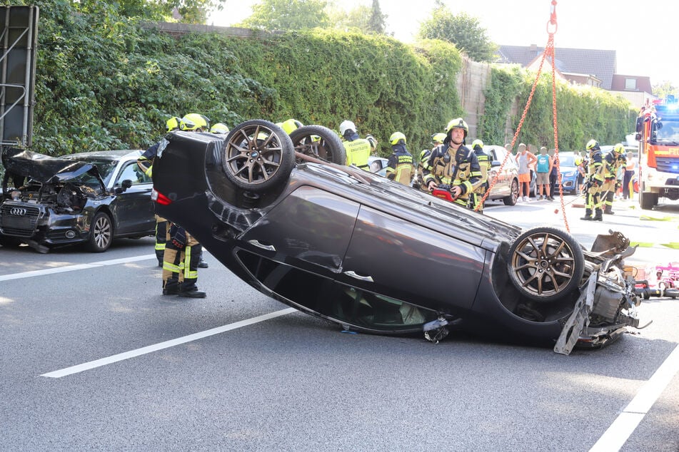 Ein Auto hat sich bei einem Unfall auf der A23 bei Halstenbek überschlagen.