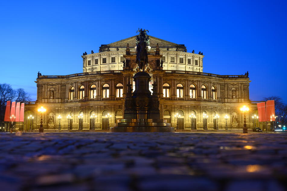 Rund fünf Stunden lang wird im Foyer der Semperoper der Kostümverkauf stattfinden.