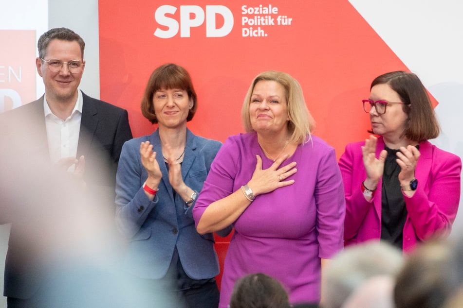 Nancy Faeser (53, 2.v.r.) wird beim kommenden Parteitag der Hessen-SPD nicht mehr als Landesvorsitzende kandidieren.