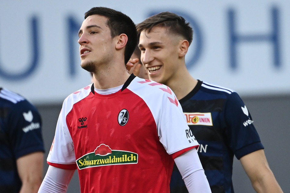 Weil Freiburgs Keven Schlotterbeck (l.) nur eingewechselt worden war, wurde es mit Unions Nico Schlotterbeck (r.) nur ein kurzes Brüder-Duell.