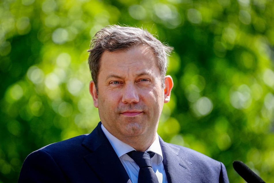Der neue Finanzminister und Vizekanzler Lars Klingbeil (47, SPD) will den Bundeshaushalt für 2025 noch vor der Sommerpause ins Kabinett bringen.
