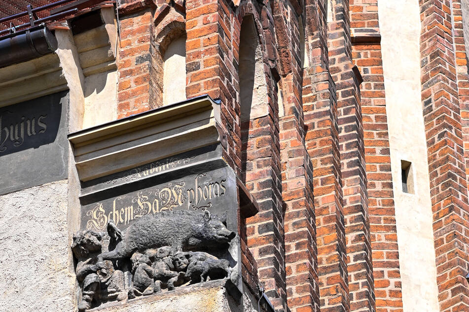 Das Relief an der Wittenberger Stadtkirche soll bleiben, fordert jetzt auch der Gemeindekirchenrat.