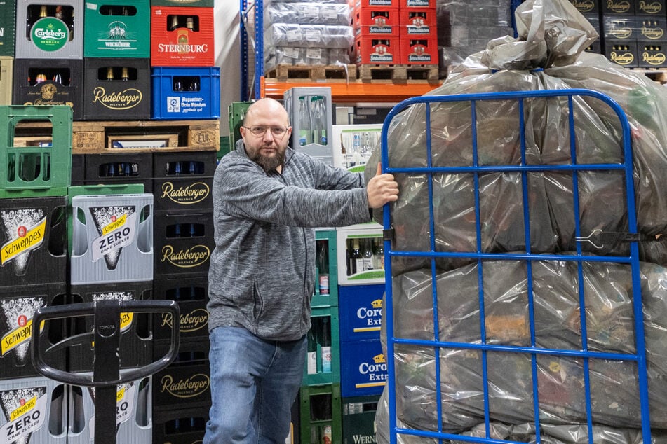 Die "Schatzkammer" im hinteren Bereich der Filiale: Ein Berg von rund 9500 Pfandflaschen ist nötig, um die geklauten Spendengelder zu ersetzen.