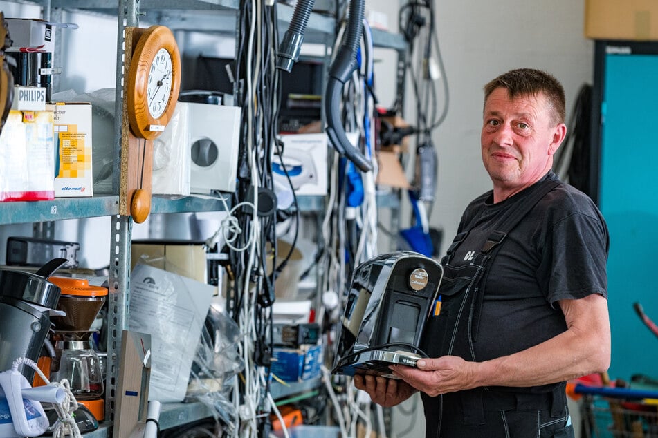 Bevor gebrauchte Elektrogeräte im Sozialkaufhaus für kleines Geld an Bedürftige abgegeben werden, werden sie in der Elektrowerkstatt von Olaf Göhler (53) überprüft.