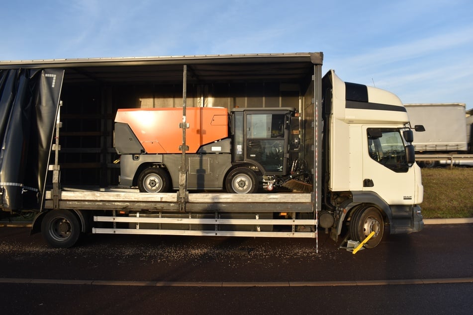 Bei einer Kontrolle auf der A2 wurde eine geklaute Kehrmaschine entdeckt.