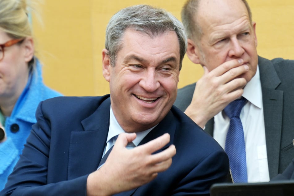 "Die glatte Haut dort im Gesicht, nein, darauf stehen die Frauen nicht." Die Songzeile der "Ärzte" scheint widerlegt – der Zuspruch zu Markus Söders (59) neuem alten Look fiel überraschend positiv aus, wie es heißt.