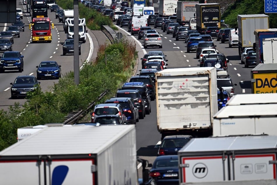 Mehr als 20 Kilometer Stau in Richtung Süden waren die Folge des Gefahrgut-Unfalls auf der A1 bei Köln. (Symbolbild)