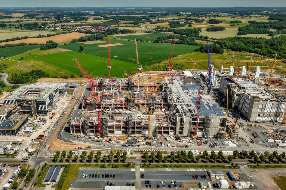 Die wachsende ESMC-Fabrik vor einigen Monaten mit Blick nach Volkersdorf im Norden, einem Ortsteil von Radeburg. Die Flächen dazwischen bieten Platz für ein weiteres Werk.