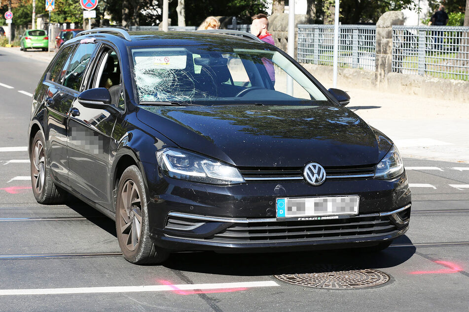 Am VW Golf entstand kaum ersichtlicher Schaden: Das Kennzeichen verbog sich bei dem Crash etwas, die Frontscheibe ist erheblich zerbrochen.
