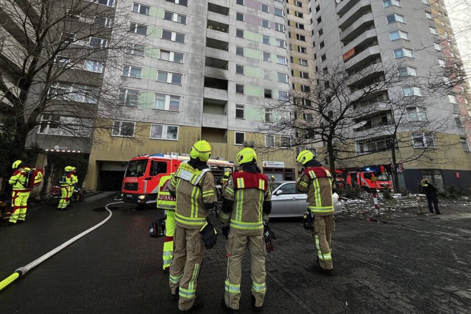 Die Feuerwehr musste den Brand von innen und außen löschen.