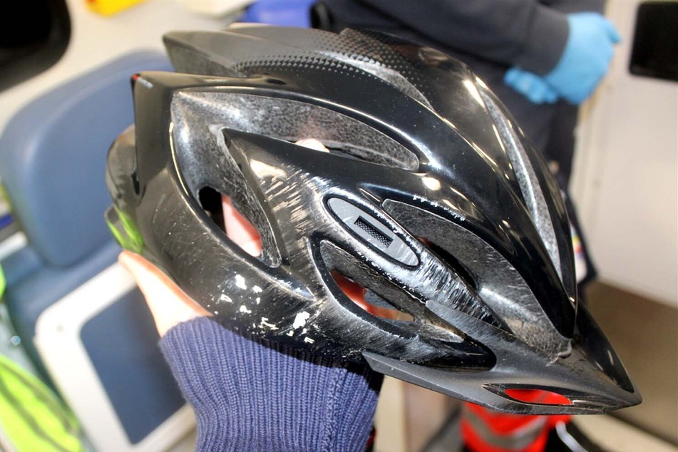 Der Helm des Radlers wies nach dem Zusammenstoß deutliche Unfallspuren auf.
