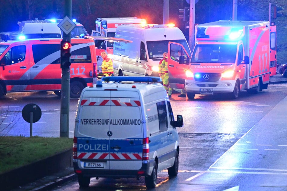 Der Senior (†85) ist an einer Einmündung einfach geradeaus weitergefahren und auf ein Grundstück gerast. (Symbolfoto)
