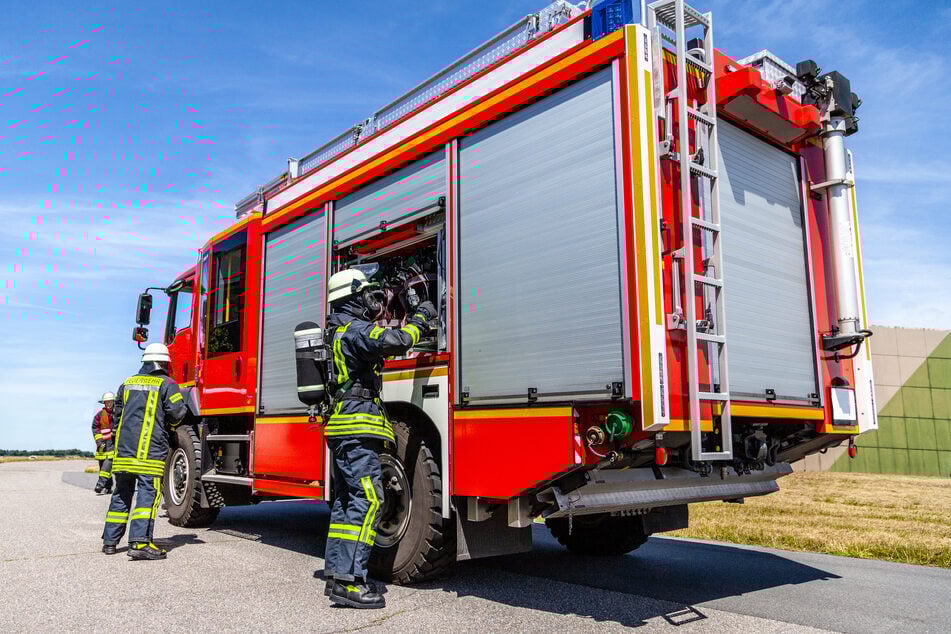 Die Feuerwehr rückte mit 14 Fahrzeugen und 33 Kameraden zu dem Einsatz aus. (Symbolbild)