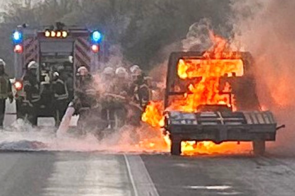 Transporter brennt lichterloh: Sperrung der A48 bei Koblenz