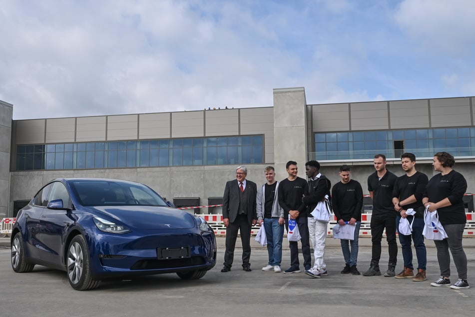 Brandenburgs Wirtschaftsminister Jörg Steinbach (65, SPD, l.) unterstützt nach dem Start der Tesla-Lehre jetzt auch die Förderung einer Batteriefabrik.