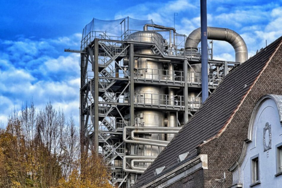 Die Feuerwehr bekam das Feuer schließlich von drei Seiten in den Griff.