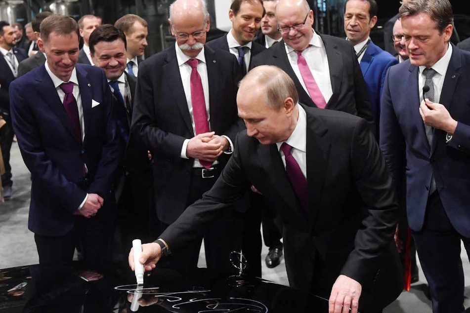 Yesipovo (Russland) im April 2019: Wladimir Putin (69, vorne) signiert einen Mercedes bei der Eröffnungsfeier des Werks nahe Moskau.