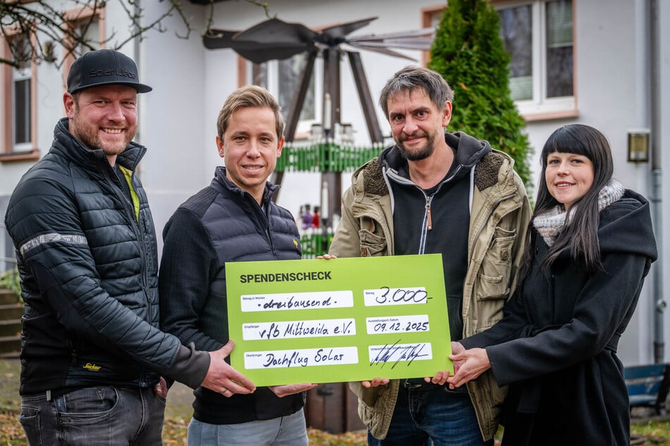 Jens Hofmann (41, v.l.) und Mario Anders (37) übergeben einen Spendenscheck an Volker Berger (48) und Silvina Delling (37) vom Verein zur Förderung der beruflichen Bildung Mittweida.