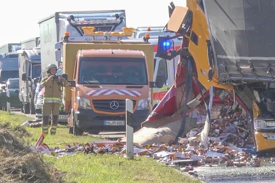 Unfall A6: Laster fährt in Stauende: Heftiger Unfall auf der A6, mindestens ein Toter