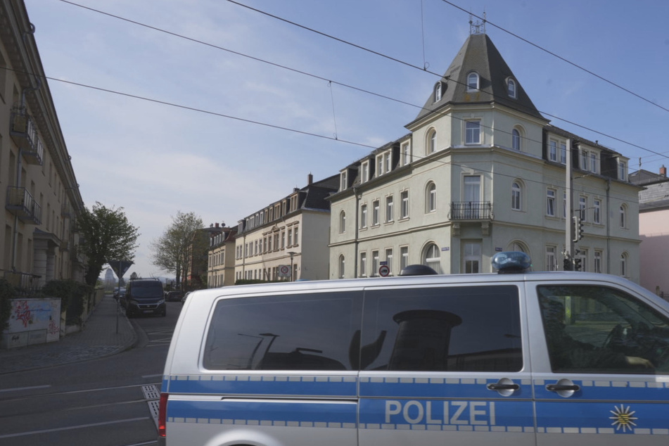 Dresden: Mann brüllt in Mickten vom Balkon: Nachbarn besorgt wegen Waffe!