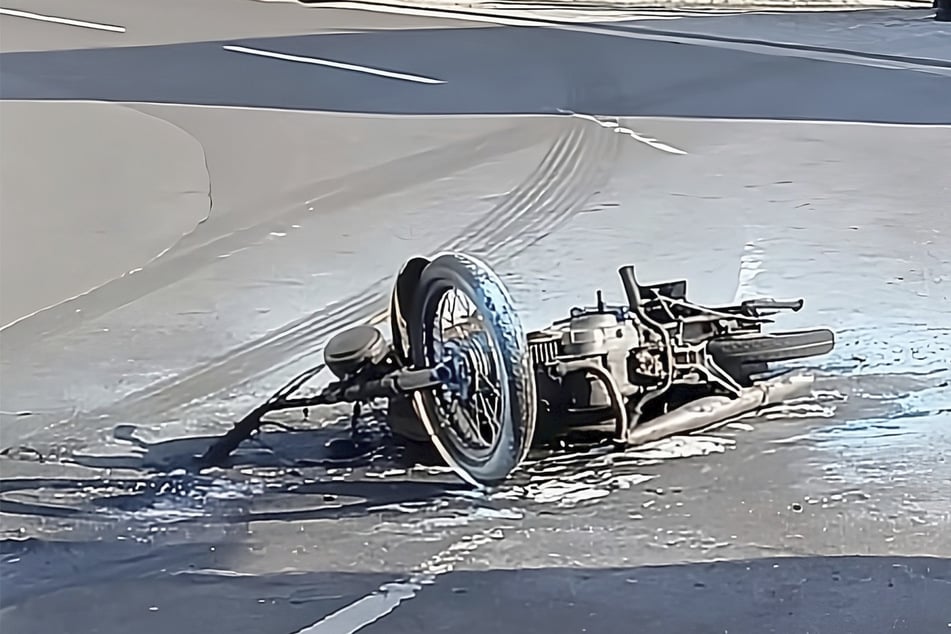 Moped nach Kollision in Flammen: 16-Jährige lebensbedrohlich verletzt