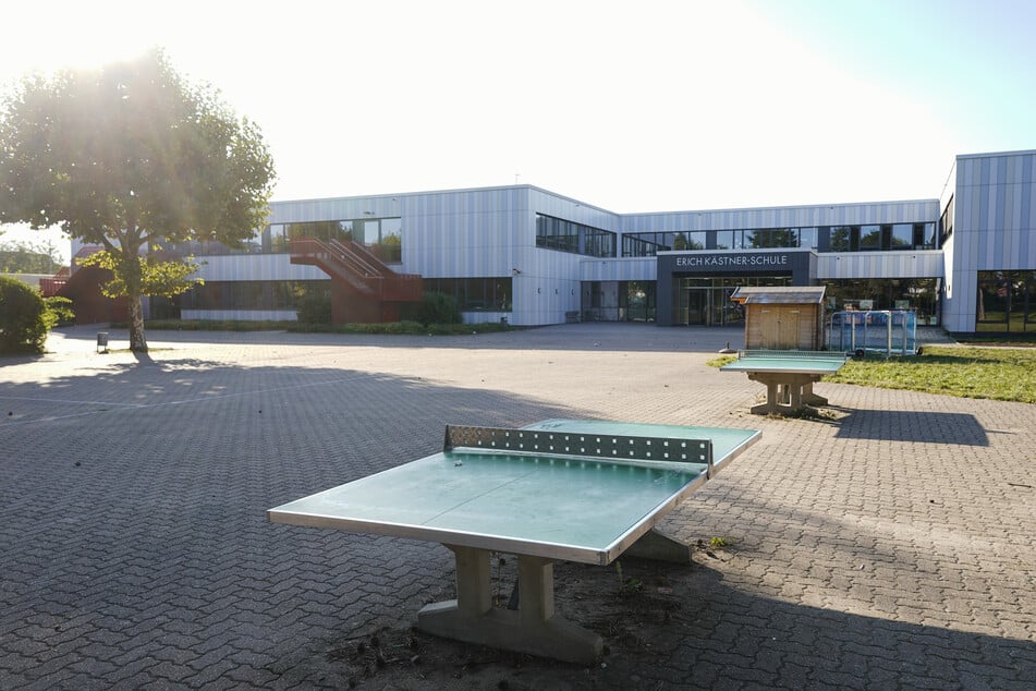 Die Schülerin hielt sich auf dem Schulhof der Gesamtschule auf, als sie von der Eisenstange am Kopf getroffen wurde. (Symbolfoto)
