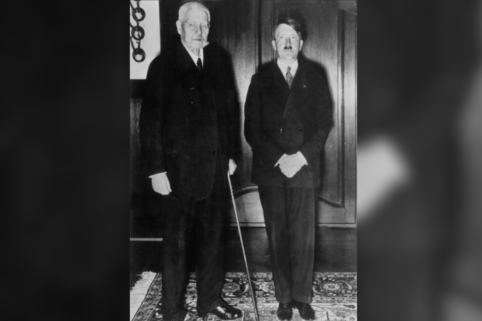 Adolf Hitler (r., daneben Reichspräsident Paul von Hindenburg) war zwischen 1933 und 1945 Diktator des Deutschen Reiches.