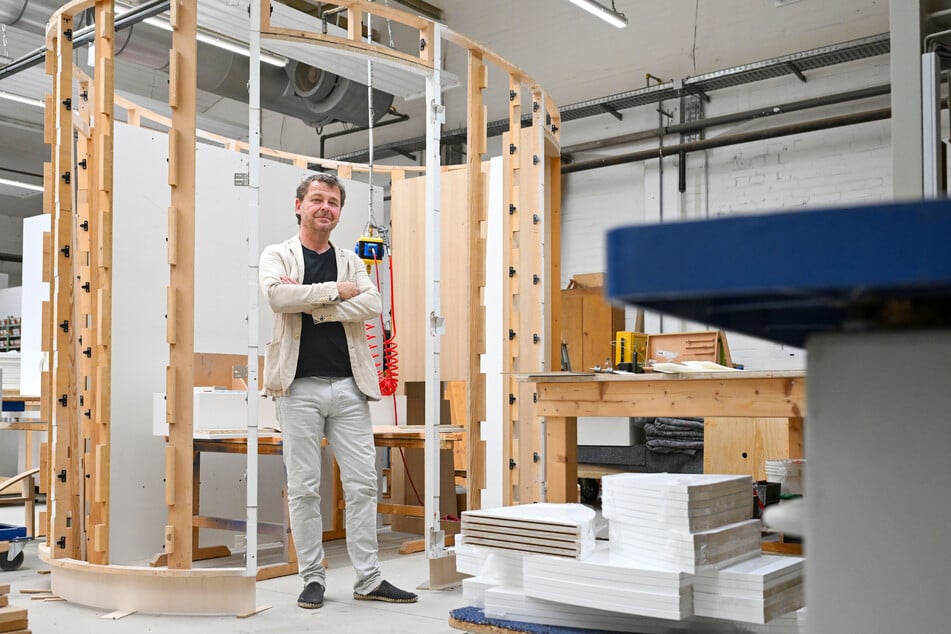 Innenarchitekt Norbert Mutschmann (58) steht in seiner Werkhalle inmitten einer künftigen Nasszelle.