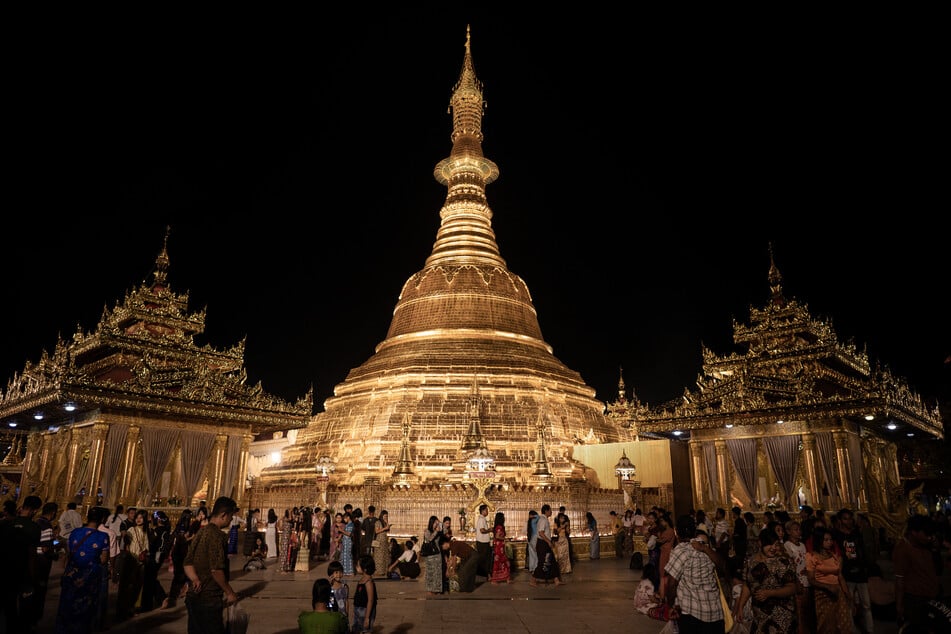 Auch die weltberühmte Botataung-Pagode in Yangon erleuchtet während des Thadingyut-Vollmond-Fests in der Dunkelheit der Nacht.
