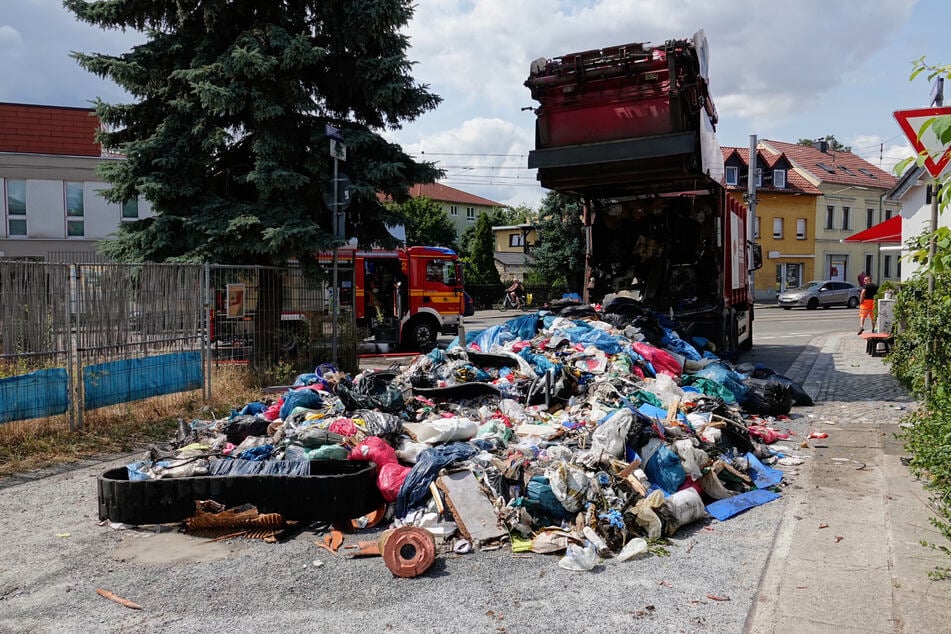 An der Leipziger Straße bemerkten die Fahrer des Müllwagens, dass ihre Ladung brannte.