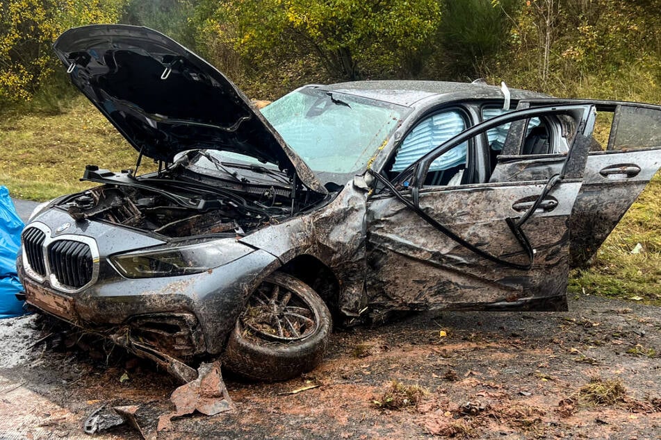 Der BMW ist nach dem Unfall auf der A66 schrottreif.