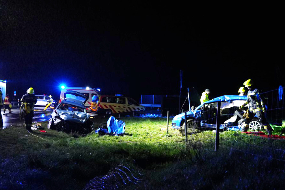 Neben fünf Verletzten, vier davon schwer, wurden auch beide Autos bei dem Zusammenprall schwer beschädigt.