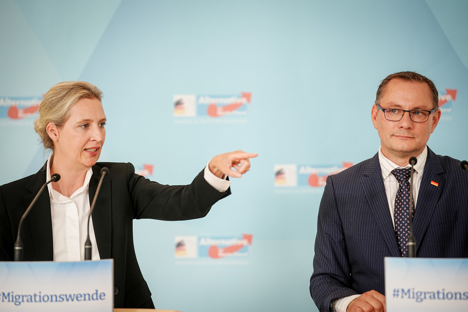 Alice Weidel (44, l.) und Tino Chrupalla (48, r.) geben ein Pressestatement zu Beginn der Fraktionssitzung ihrer Partei.