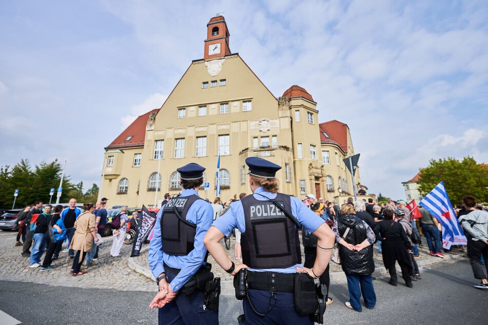 Der Verein "AKuBiz" aus Pirna organisierte den Mahngang, die Polizei sicherte die Veranstaltung ab.